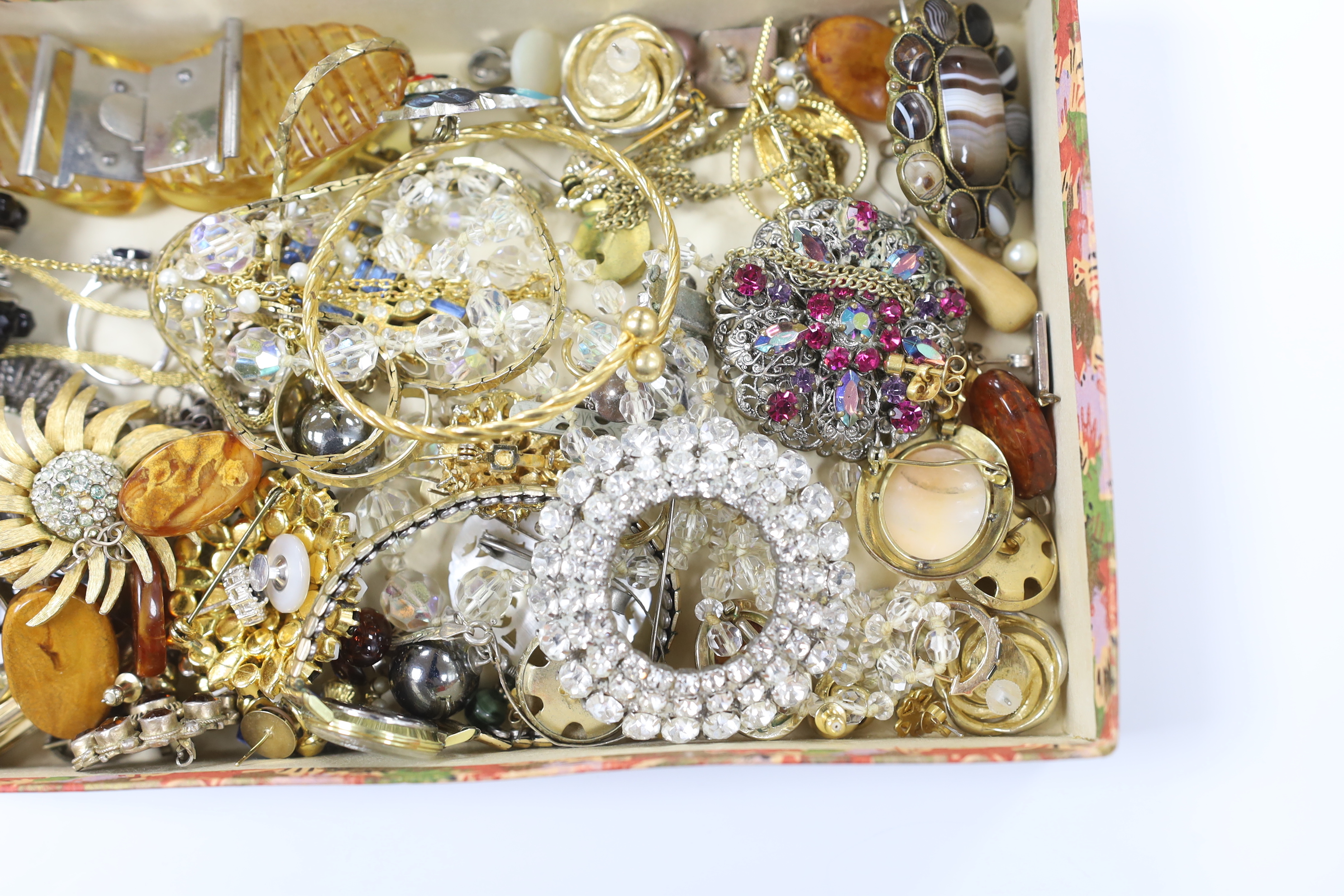 Assorted costume jewellery and wrist watches, including an agate set brooch.
